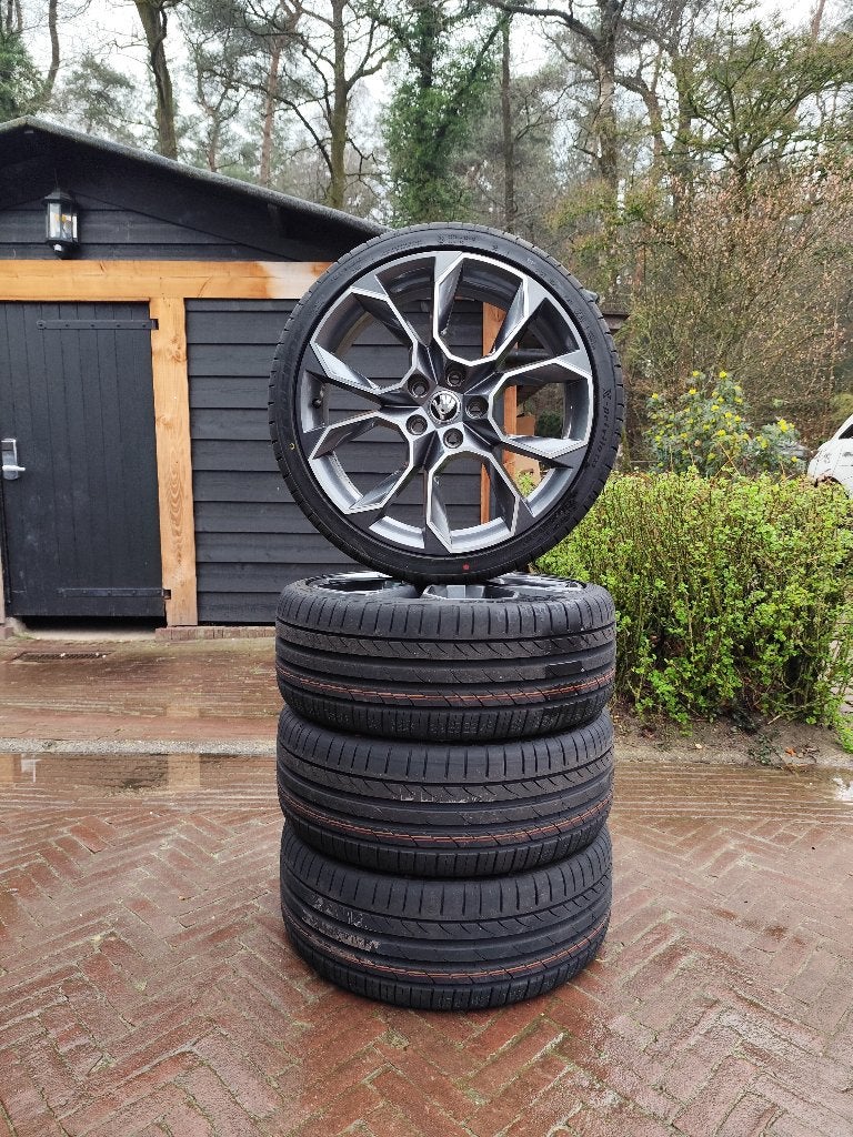 Originele Skoda Octavia R19 velgenset, Auto-onderdelen, Banden en Velgen, 19 inch, Banden en Velgen, Nieuw, 235 mm