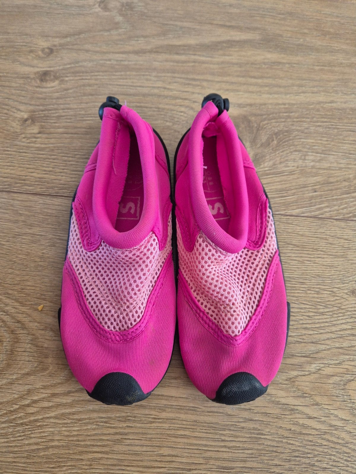 Waterschoenen maat 29, Ophalen