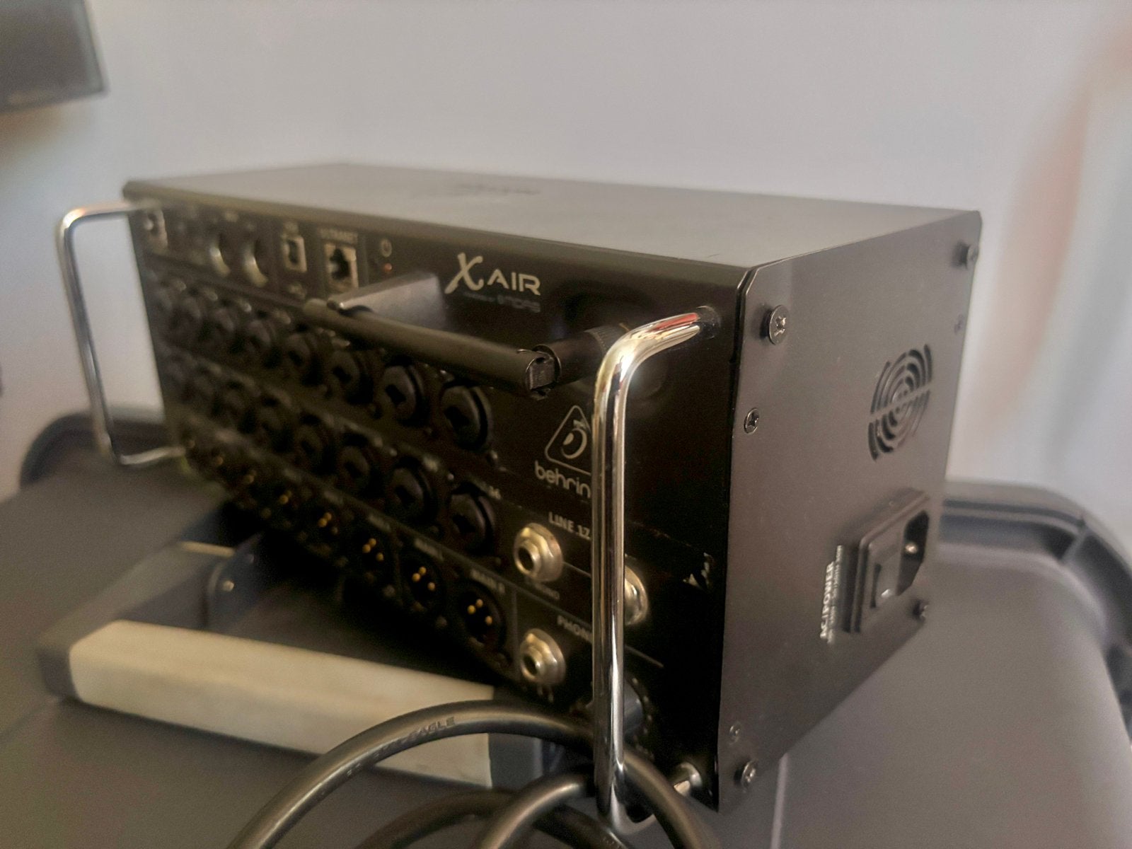 Behringer X-Air XR18 Digitale Mixer, + beugels voor 19” rack, Ophalen of Verzenden, Zo goed als nieuw, 10 tot 20 kanalen, Microfooningang