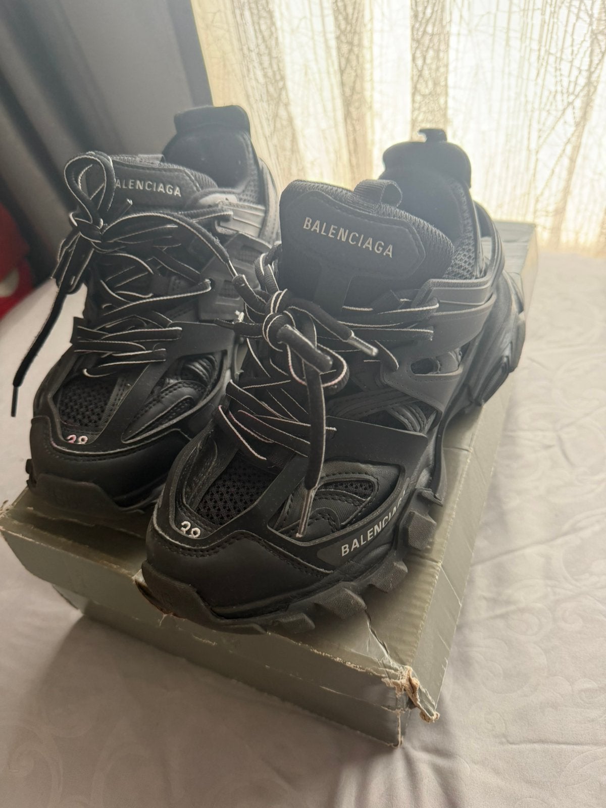 Balenciaga tracks, Huis en Inrichting, Woonaccessoires | Boeddhabeelden, Ophalen of Verzenden, Zo goed als nieuw, Overige materialen