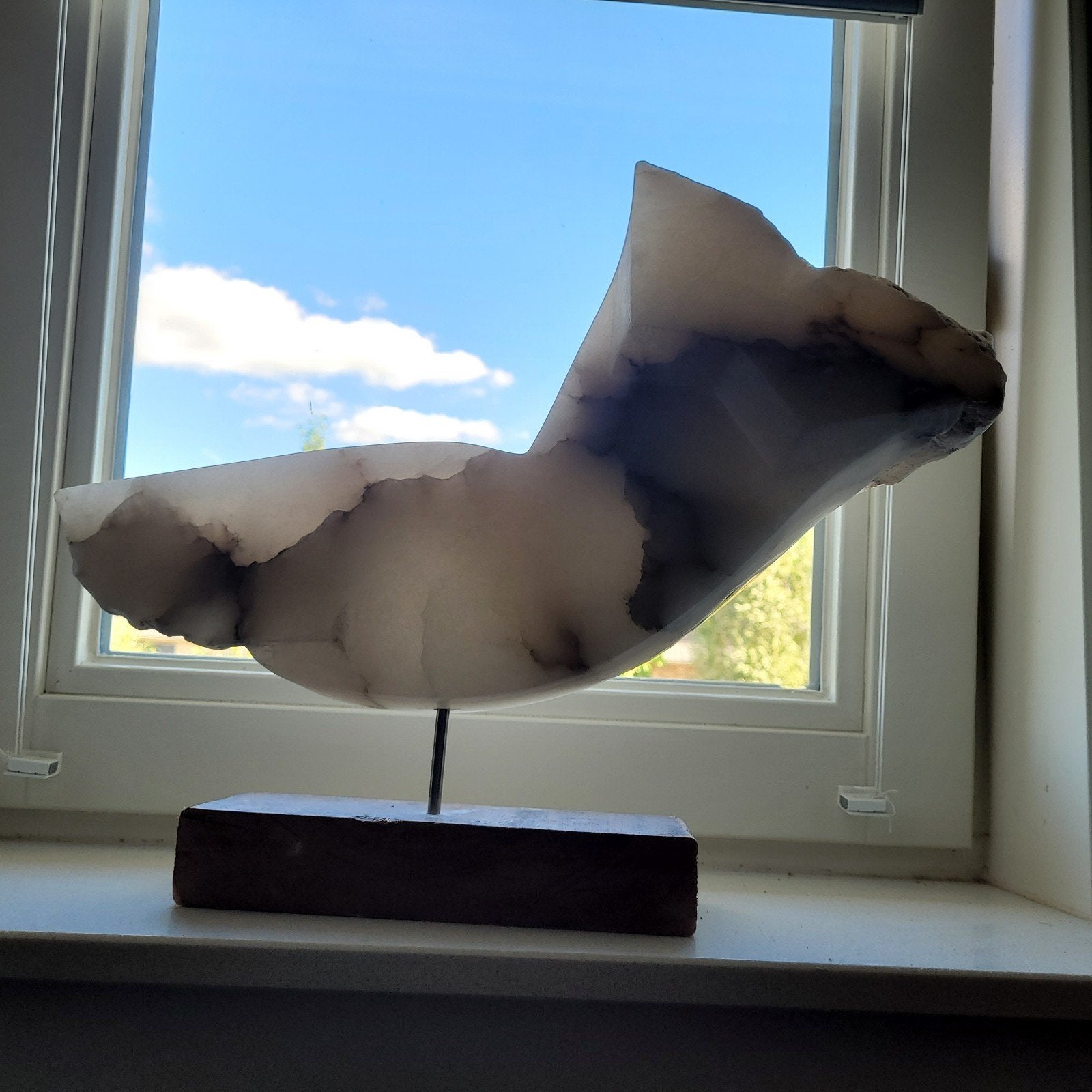 Abstracte sculptuur in Italiaans albast op eiken sokkel, Antiek en Kunst, Ophalen of Verzenden, 20 - 50 cm, Beeld, Abstract