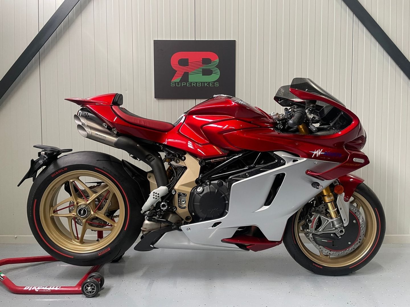 MV AGUSTA SUPERVELOCE 1000 ORO (bj 2024) 5 km, 4 cilinders, Motorrijbewijs A, Bedrijf, Onbekend