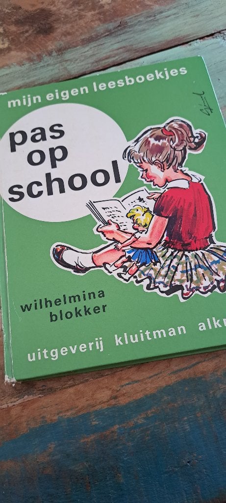 Wilhelmina Blokker - pas op school, Ophalen of Verzenden, Gelezen, Non-fictie