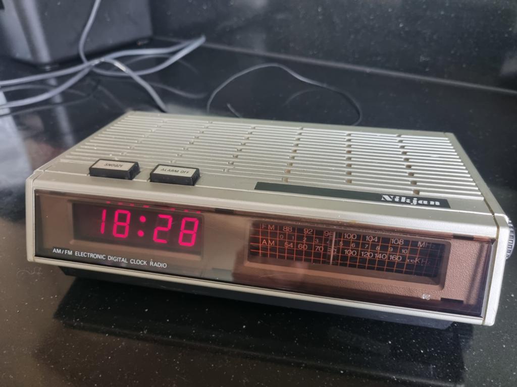 Nikjan AM/FM Digitale Wekkerradio - Vintage Stijl, Ophalen of Verzenden, Gebruikt, Radio