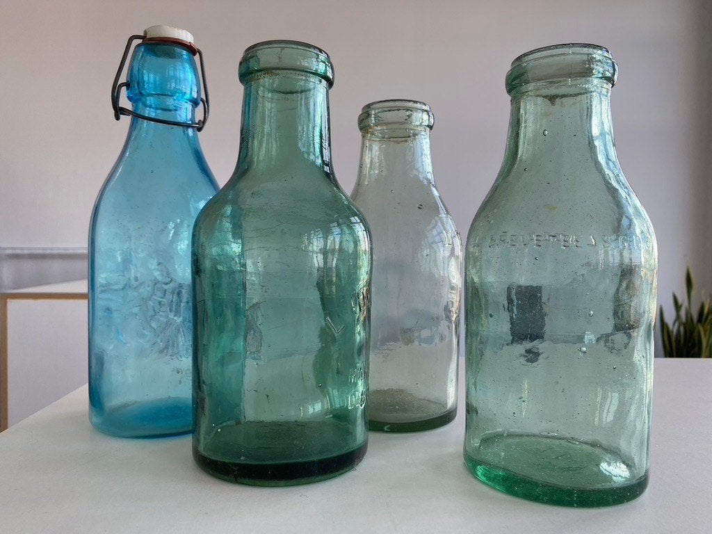 4 antieke franse glazen melkflessen blauw en groen glas, Antiek en Kunst, Ophalen of Verzenden