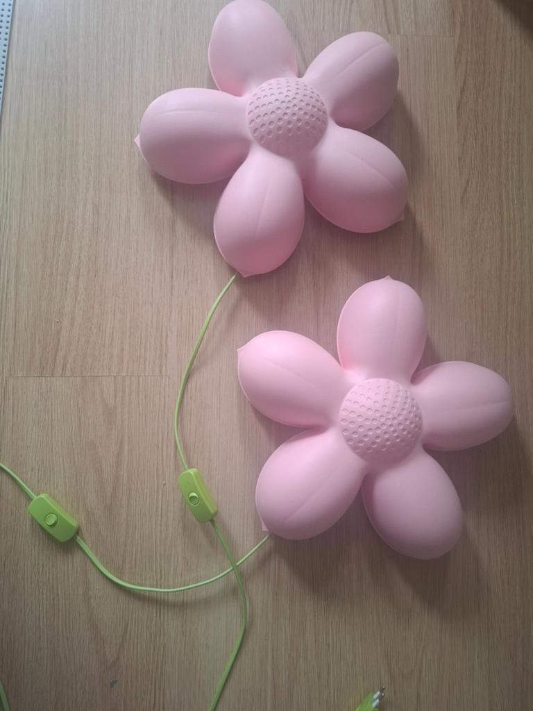 Ikea Smila Blomma wandlamp - 2 stuks, roze bloem, Huis en Inrichting, Lampen | Wandlampen, Ophalen, Gebruikt, Kunststof