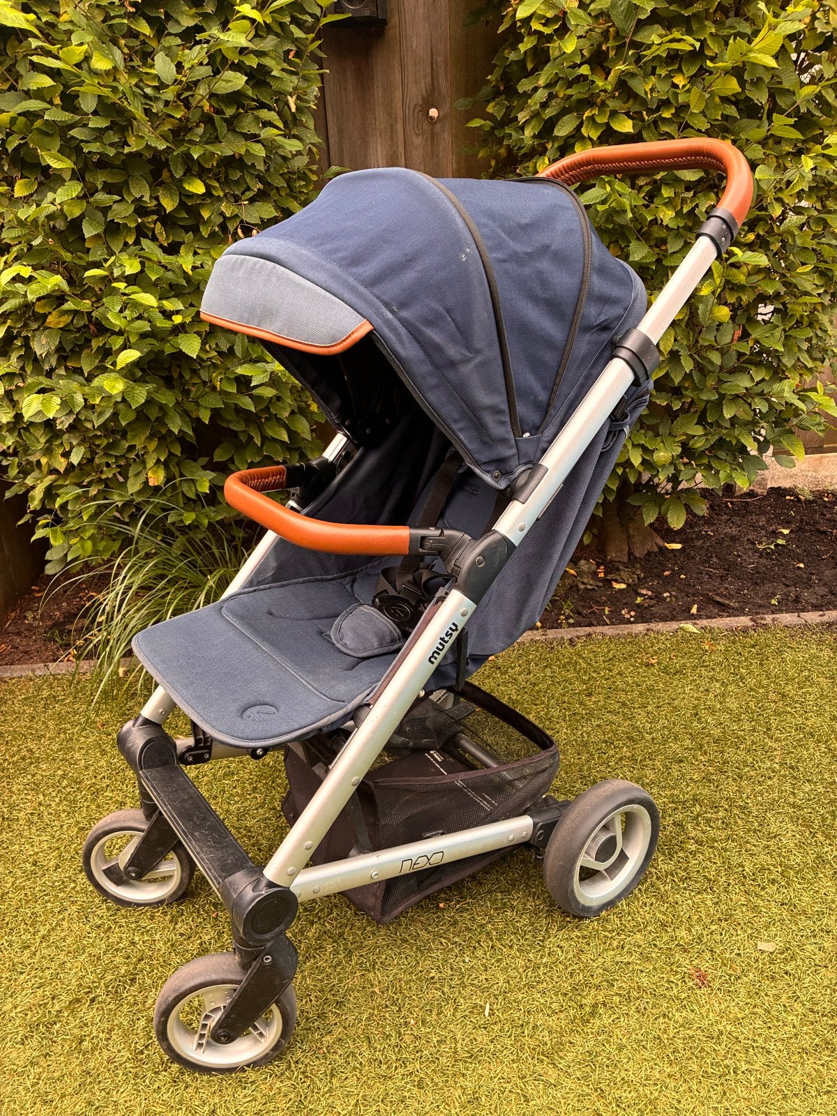Mutsy Nexo buggy - Blauw met bruine accenten, Kinderen en Baby's, Buggy's, Ophalen, Gebruikt, Overige merken, Verstelbare rugleuning