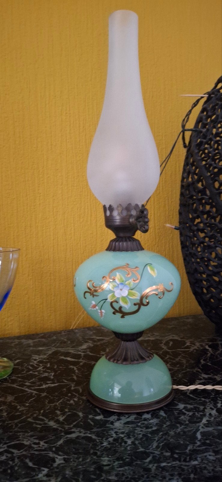 Antieke olielamp / tafellamp bloemmotief petroleumlamp, Antiek en Kunst, Ophalen of Verzenden
