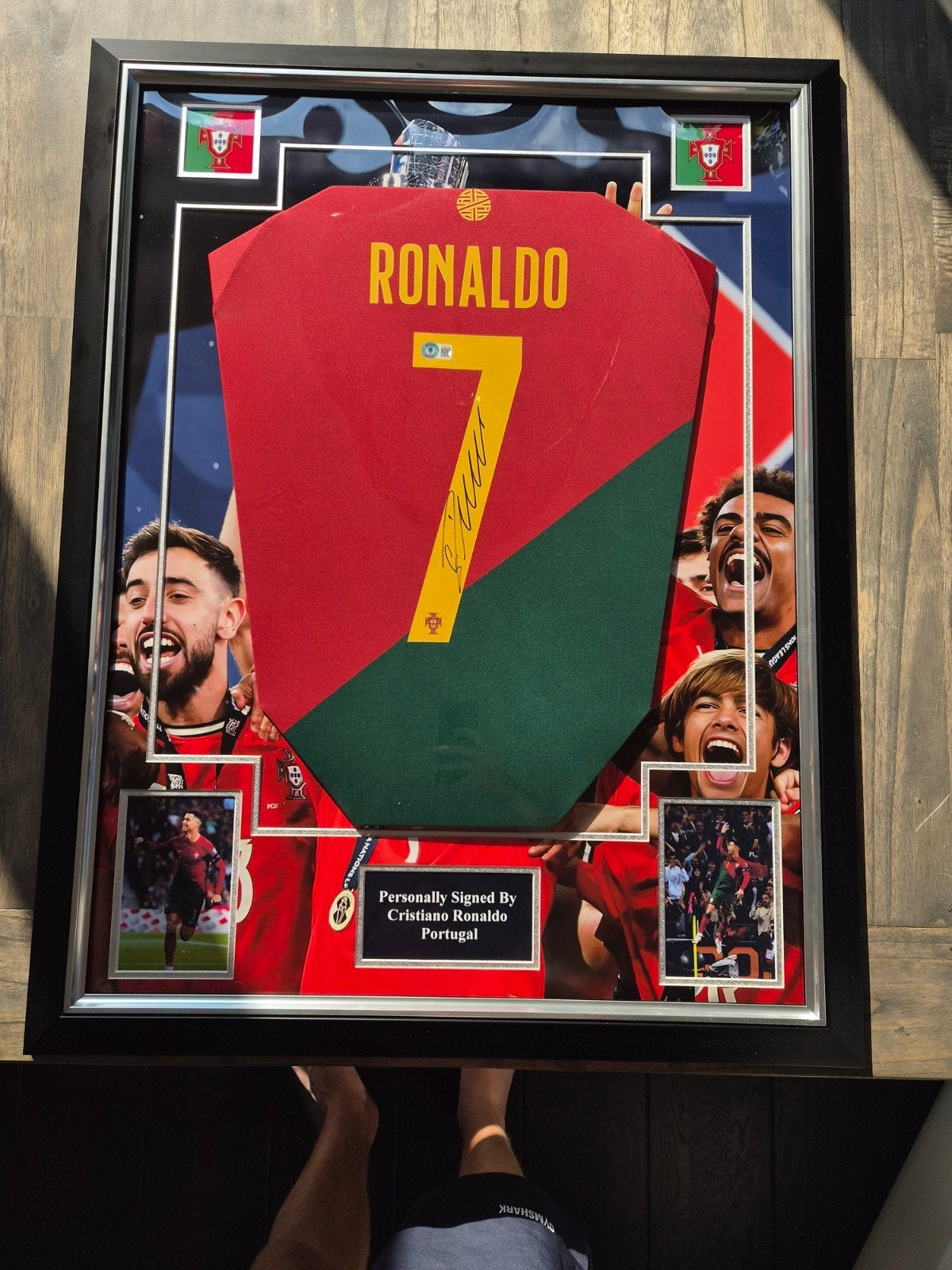 Cristiano Ronaldo Gesigneerd Portugal Shirt – Luxe Ingelijst, Verzamelen, Ophalen of Verzenden, Zo goed als nieuw, Buitenlandse clubs
