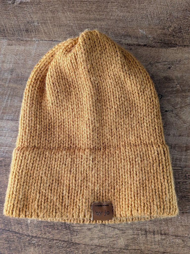 Handgemaakte okergele gebreide beanie / muts – by jo (Nieuw), Maat 38/40 (M), Nieuw, Ophalen of Verzenden, Onbekend