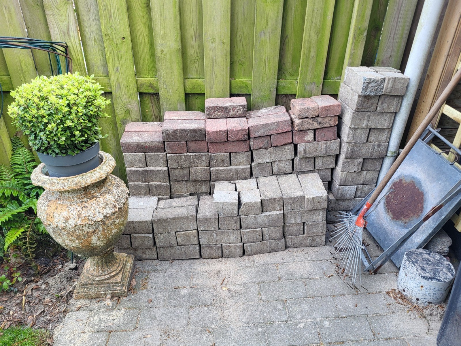 Betonnen klinkers grijs en enkele rode, Tuin en Terras, Ophalen, Beton, Klinkers