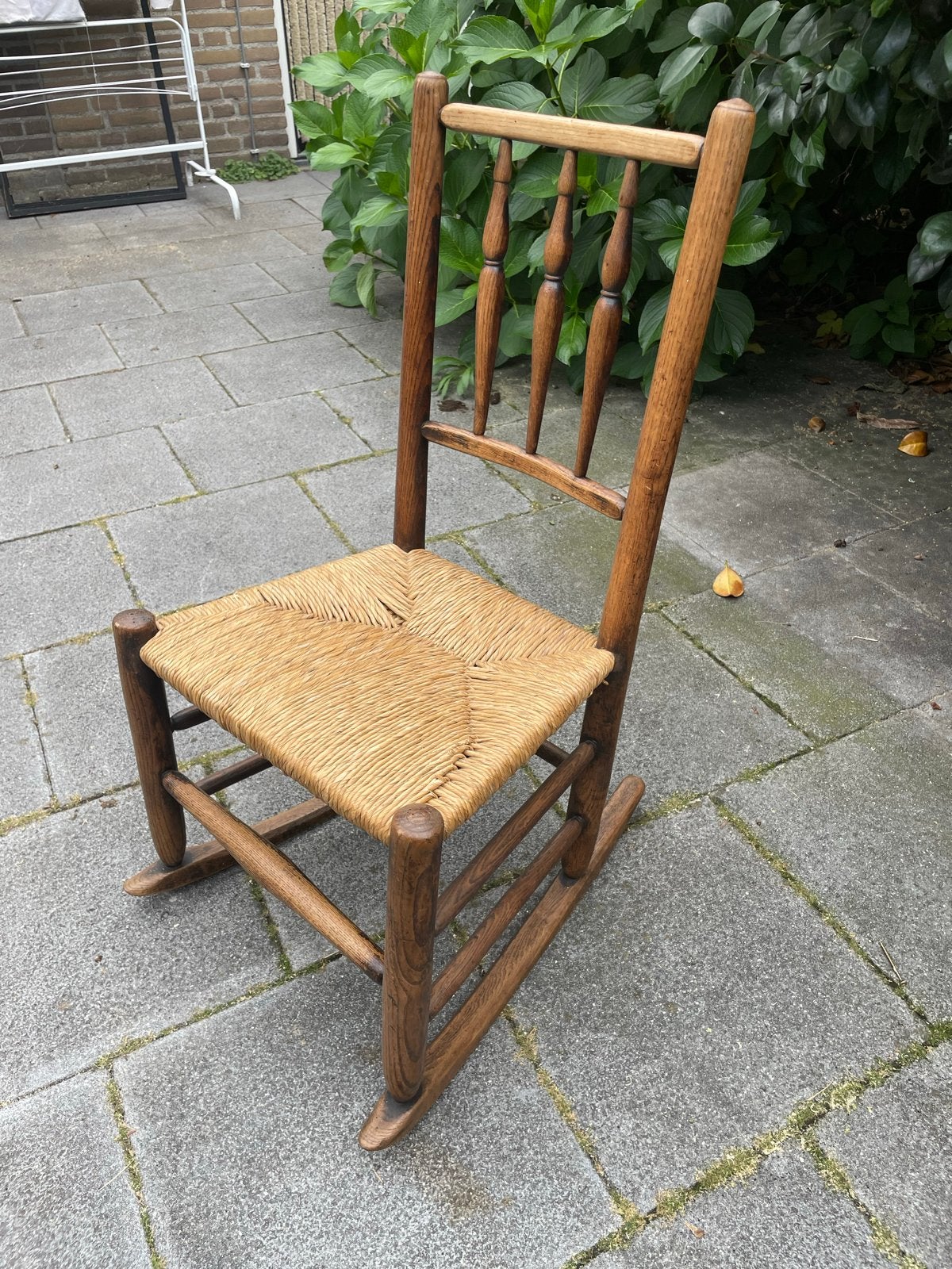 Antieke houten schommelstoel, rieten zitting, Antiek en Kunst, Antiek | Meubels | Stoelen en Banken, Ophalen
