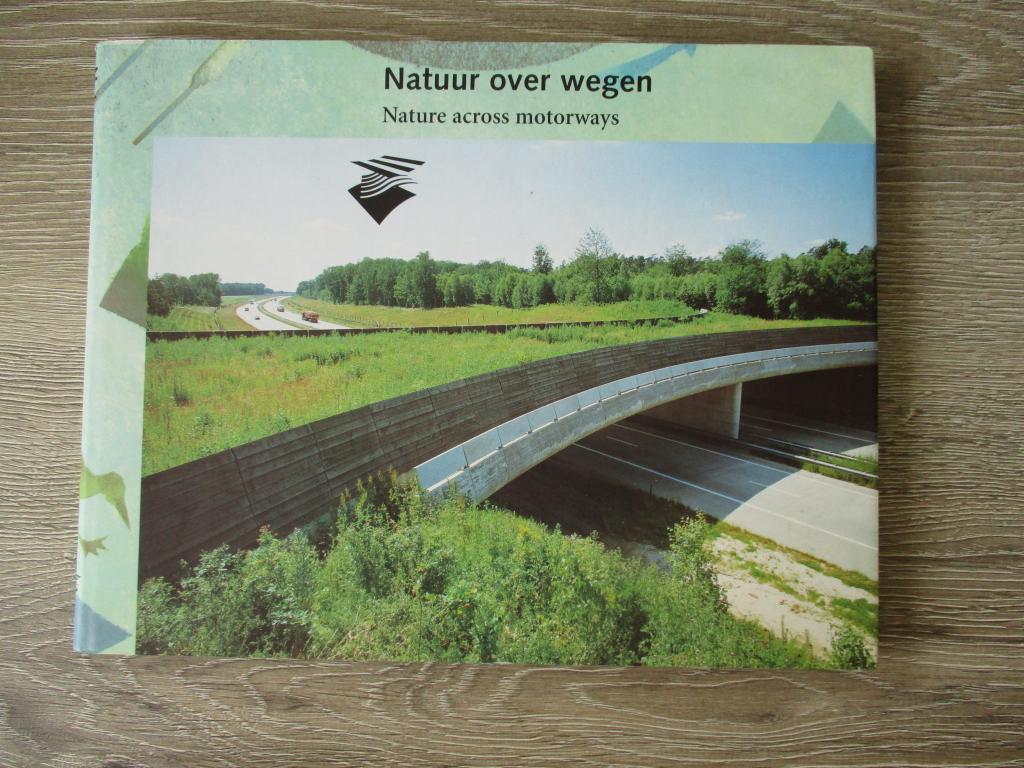Natuur over wegen Nature across motorways, Ophalen of Verzenden, Gelezen, Natuur algemeen