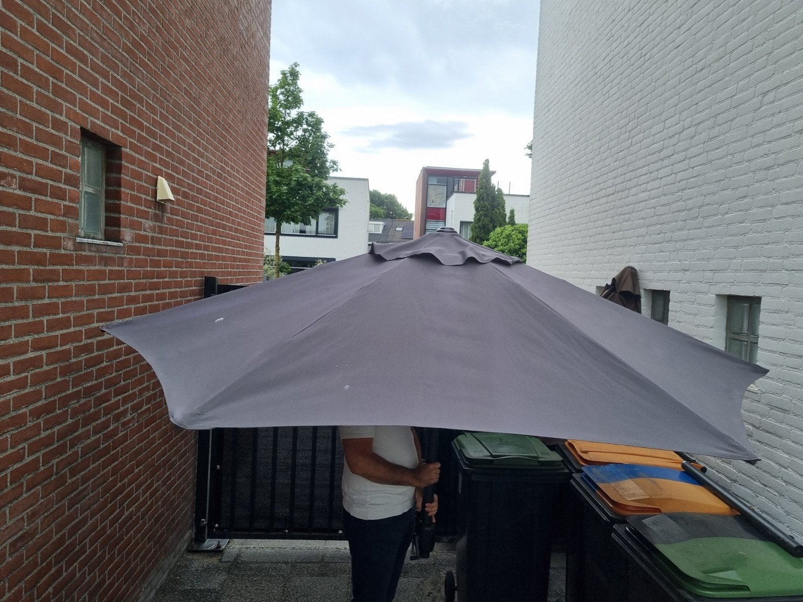 Stevige grijze parasol, 250cm doorsnede, ijzeren buizen, Ophalen, Gebruikt, 2 tot 3 meter, Zweefparasol