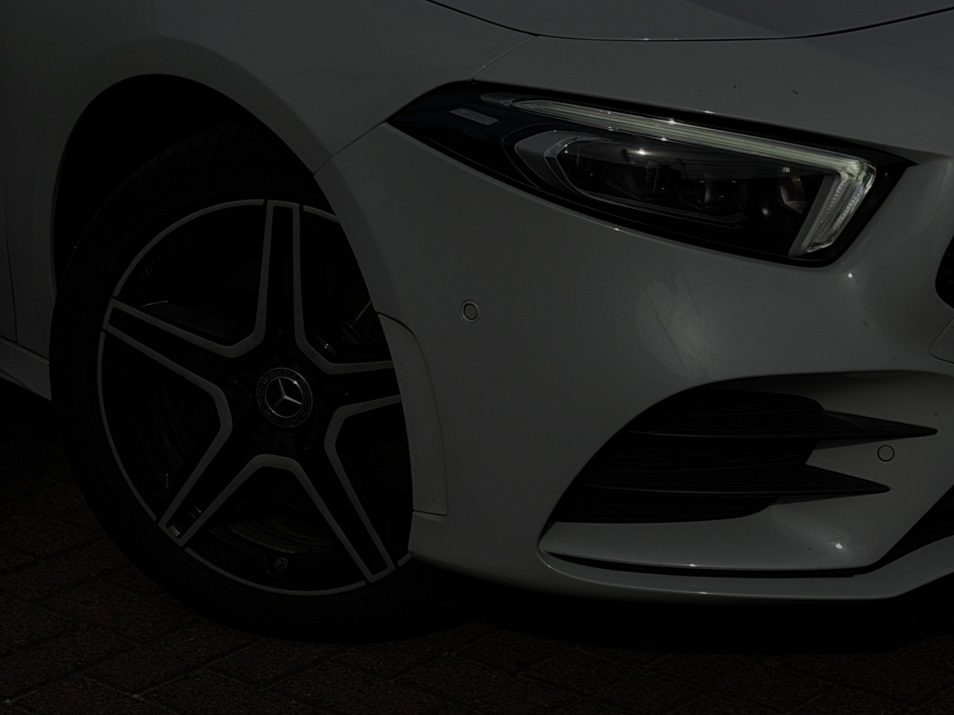 Mercedes-Benz A-klasse 250 e AMG pack plug in hybride, Auto's, Gebruikt, 4 cilinders, 15 kWh, Wit