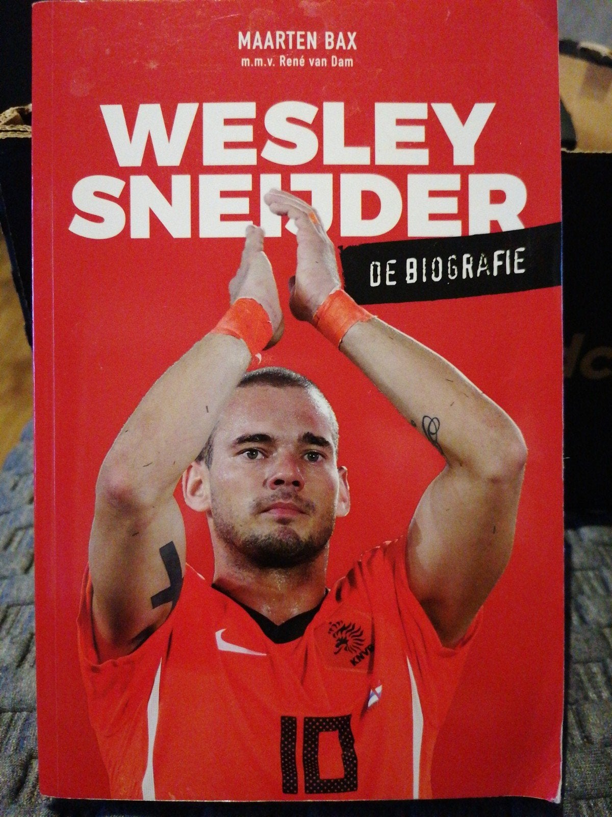 Wesley Sneijder - De biografie (Hardcover), Ophalen of Verzenden, Gelezen, Maarten Bax, Sport
