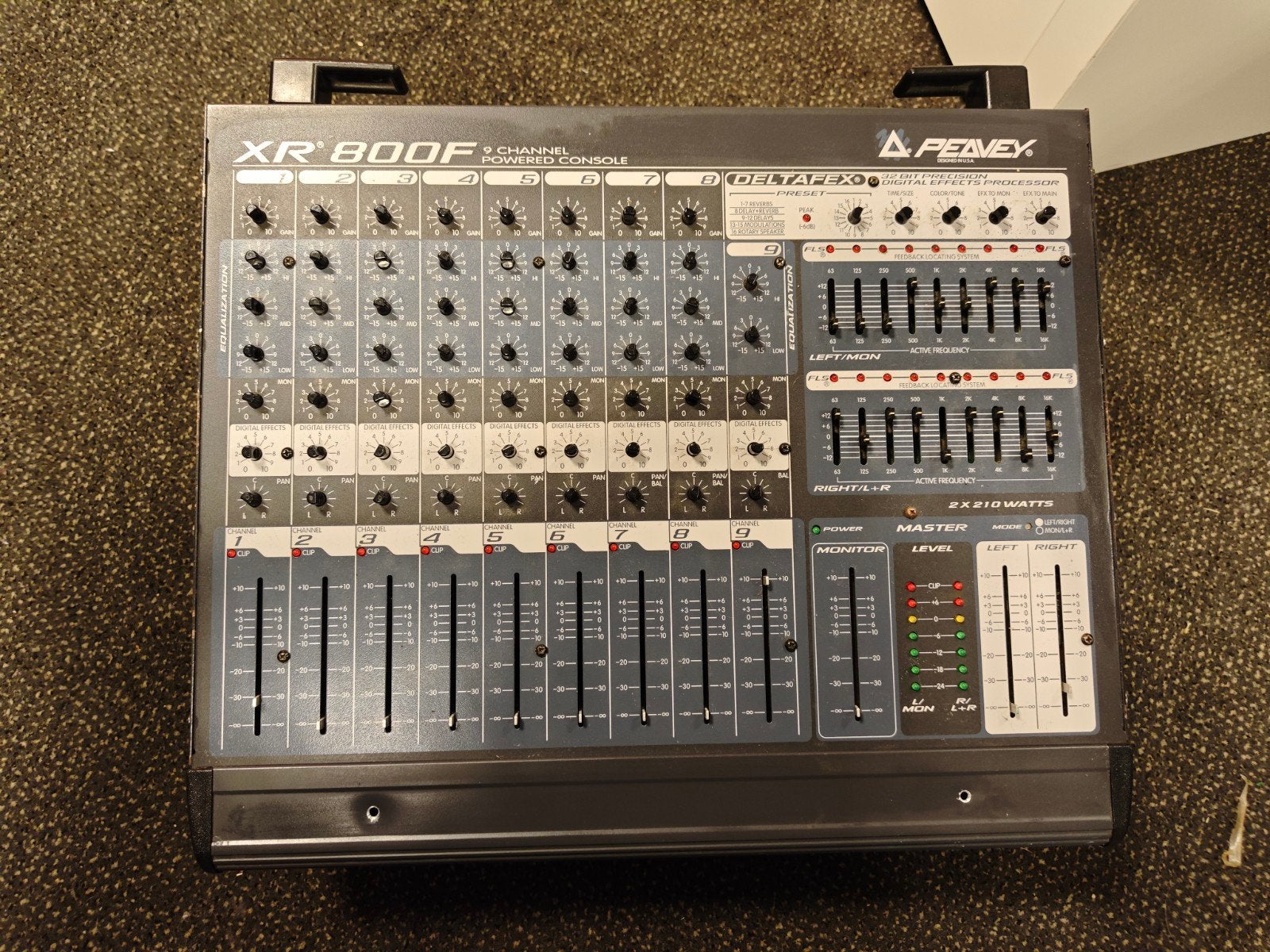 Peavey XR 800F Powered Console 9 Kanalen, Muziek en Instrumenten, Mengpanelen, Ophalen of Verzenden, Gebruikt, 5 tot 10 kanalen