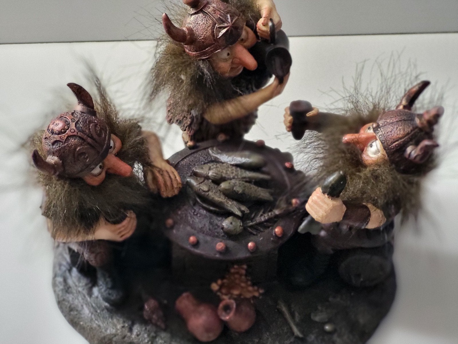 Trollen beeldje - Vikings aan tafel met vis, Ophalen of Verzenden, Zo goed als nieuw, Dier