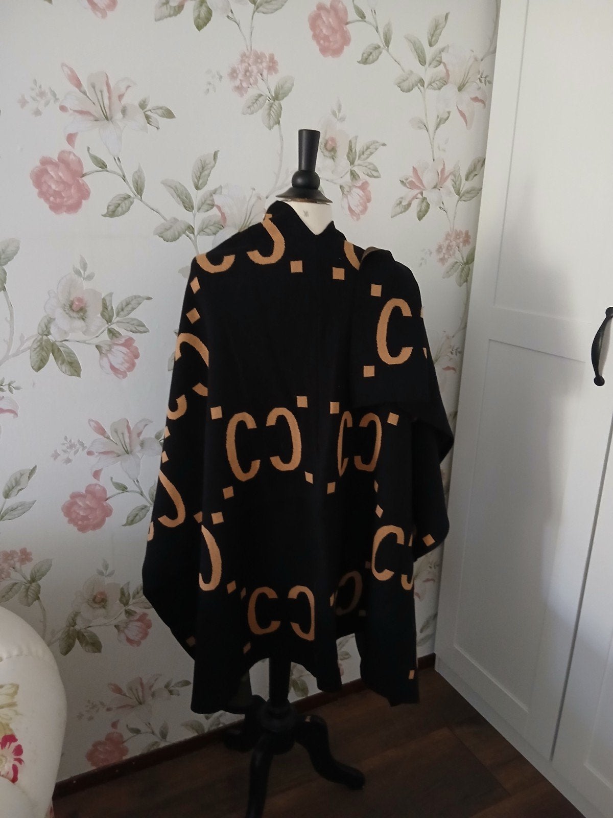 Zwarte poncho met goudkleurig patroon, Maat 38/40 (M), Zwart, Ophalen of Verzenden, Onbekend