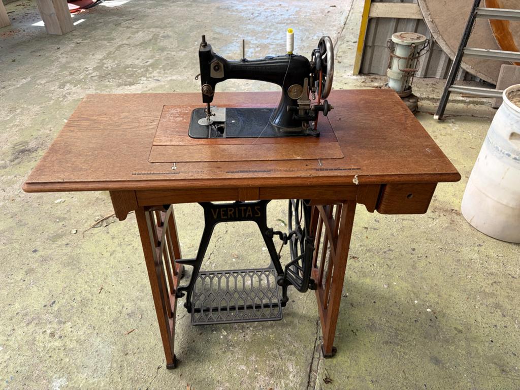 Antieke Veritas naaimachine op houten onderstel, Ophalen