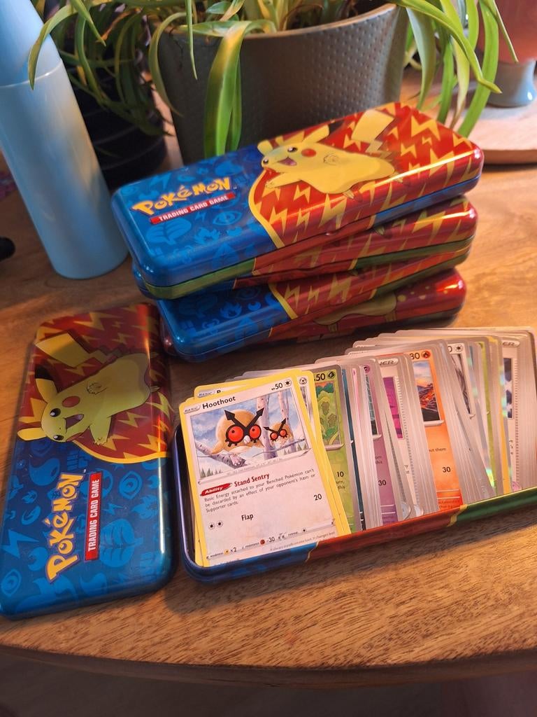 5 blikken met pokemon kaarten, Ophalen of Verzenden, Gebruikt, Meerdere kaarten
