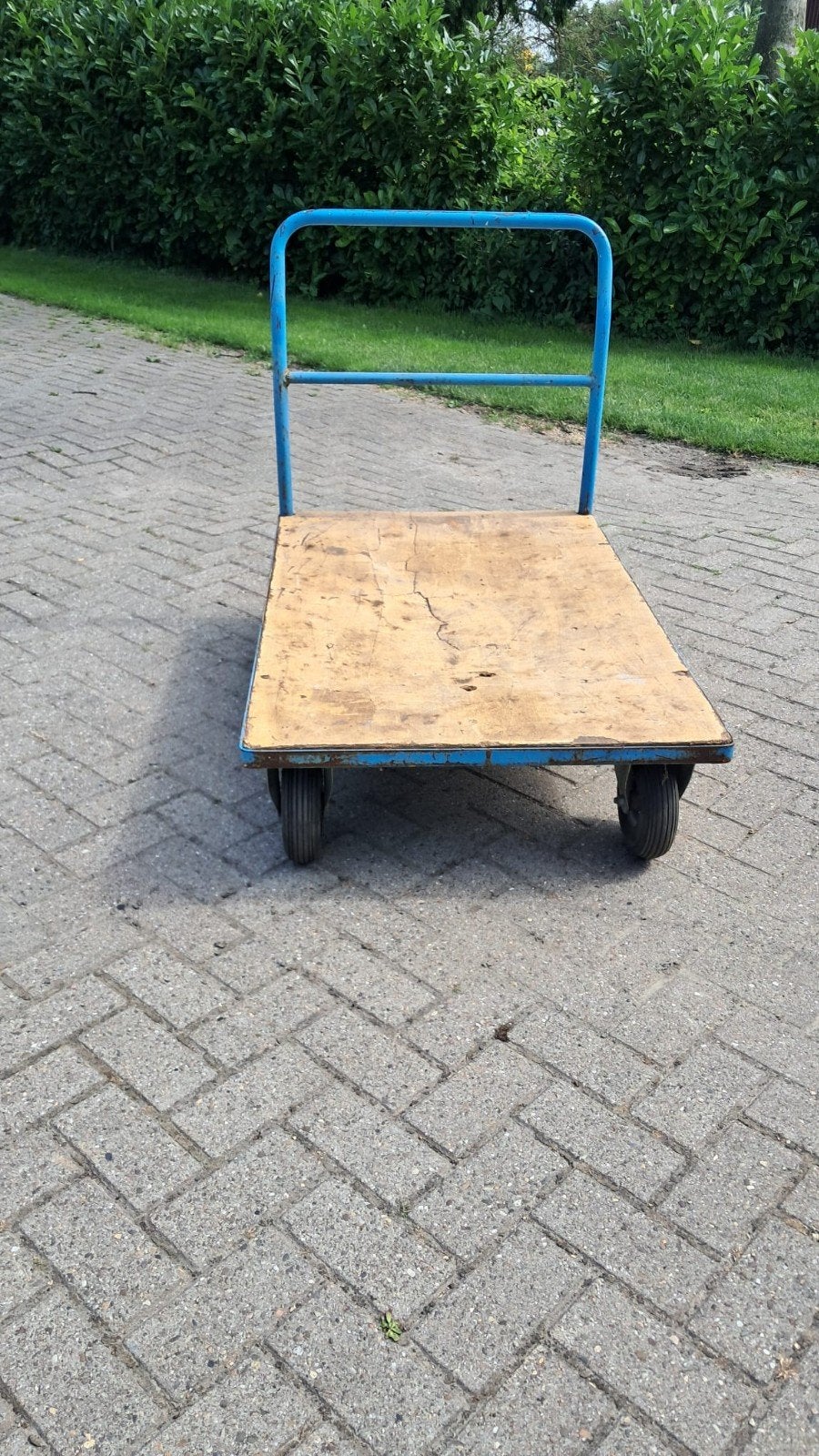 Stevige transportkar met houten plateau, Ophalen