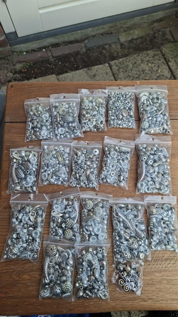 Verschillende zakken kralen en bedels., Ophalen of Verzenden, Nieuw, Kraal