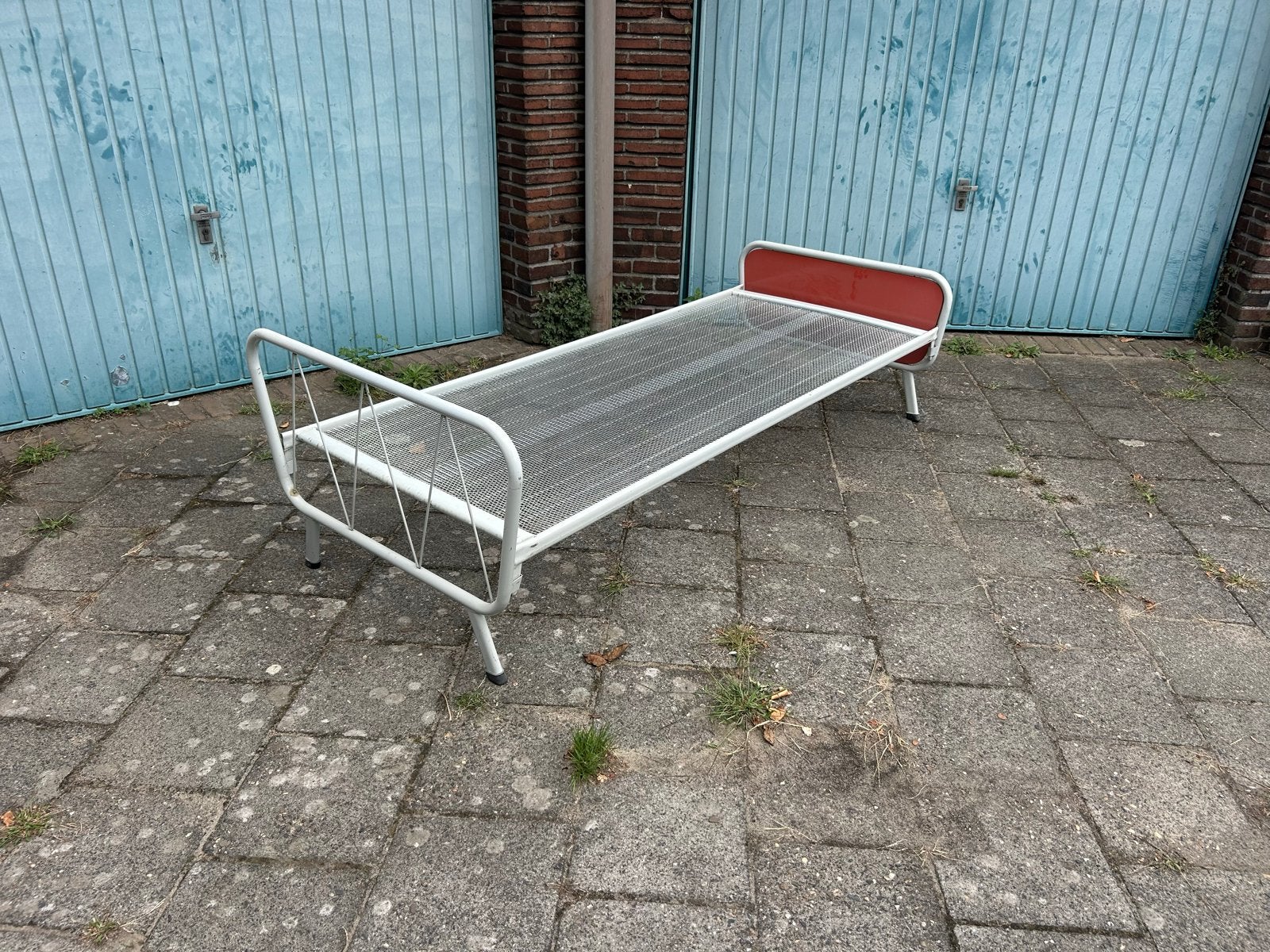 Vintage Eenpersoonsbed met metalen frame en gaasbodem, Huis en Inrichting, Slaapkamer | Bedden, Ophalen, Gebruikt, 90 cm, Eenpersoons