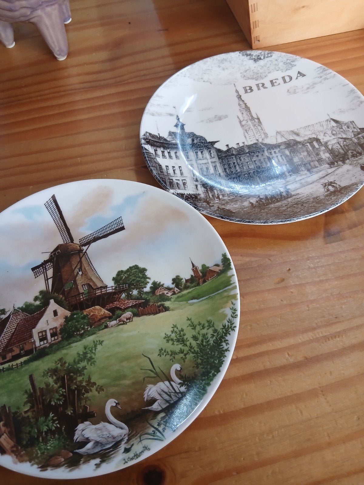 Twee decoratieve wandborden: Breda en Hollandse molen, Ophalen of Verzenden