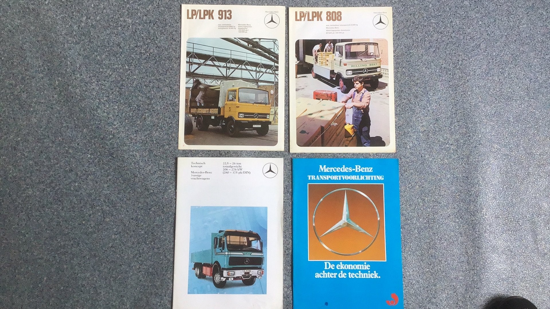 MERCEDES BENZ VRACHTWAGEN FOLDERS OMSTREEKS 1973  LOT 4 x, Boeken, Ophalen of Verzenden, Zo goed als nieuw, Mercedes, Diverse auteurs