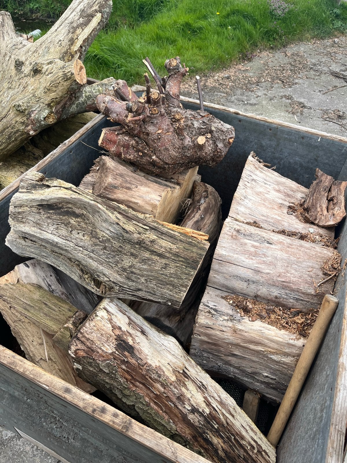 Haardhout: 1,5 kuub diverse stammetjes inclusief kuubkist, Tuin en Terras, Haardhout, Minder dan 3 m³, Ophalen, Overige houtsoorten