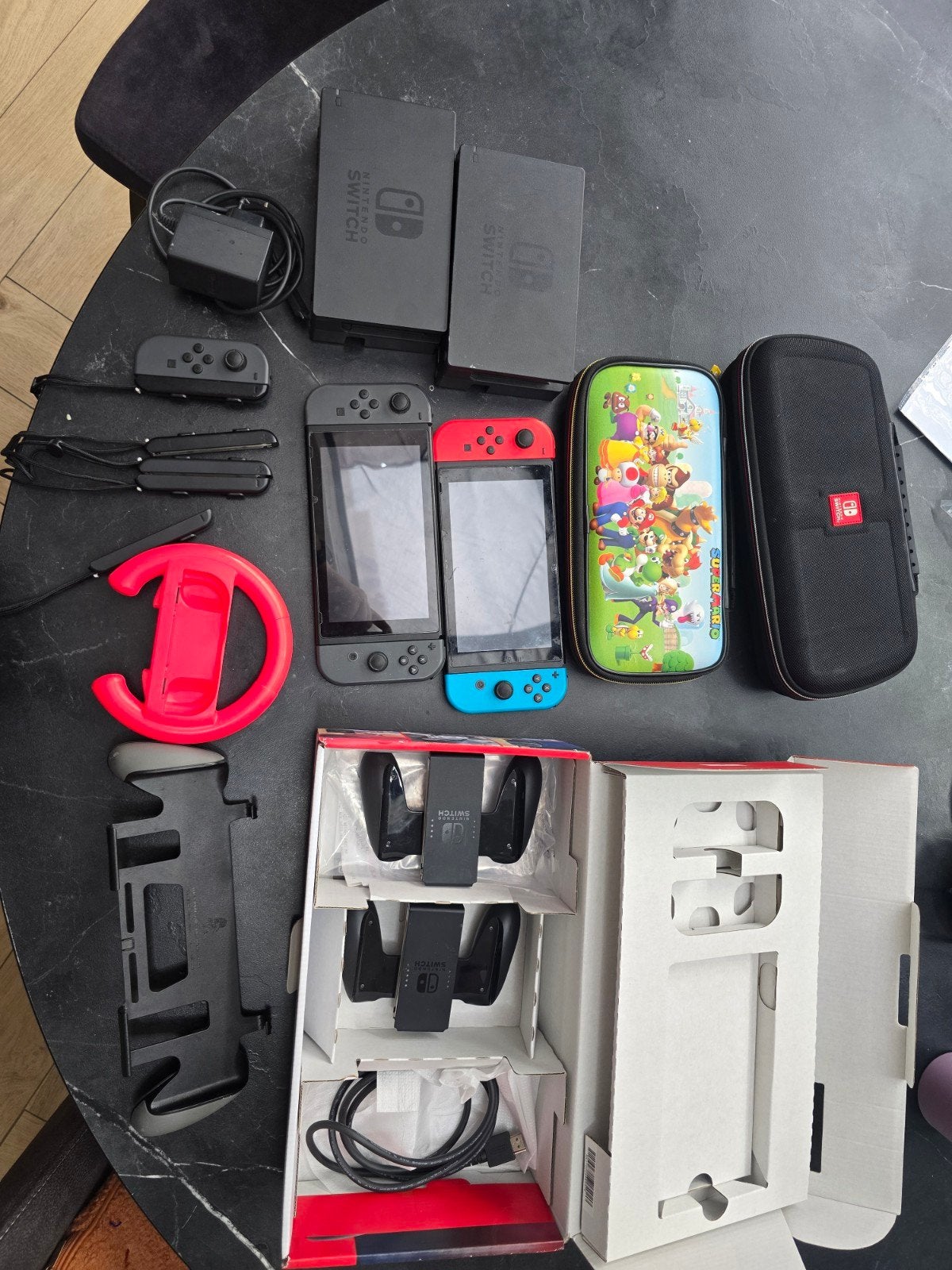 2x Nintendo Switch V2 Compleet + 2 Docks + Cases/Accessoires, Spelcomputers en Games, Spelcomputers | Nintendo Switch, Ophalen of Verzenden