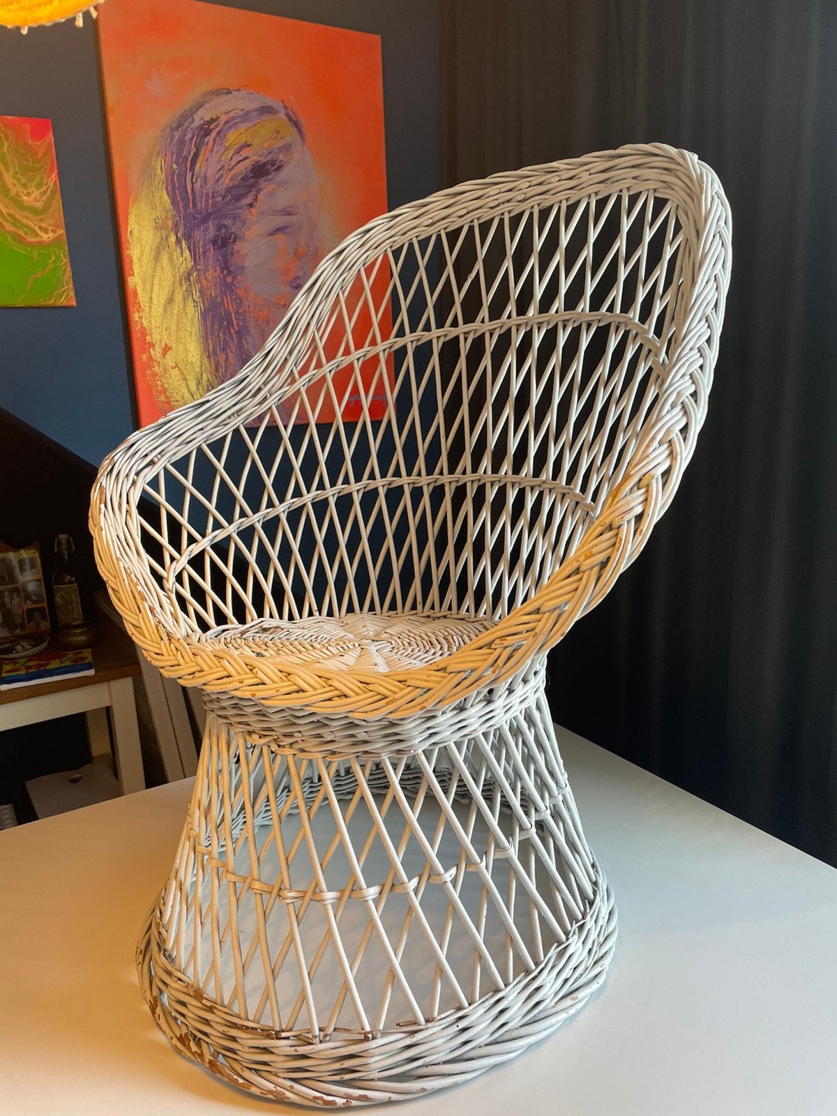 Vintage rotan kuipstoel / pauwenstoel wit – Jaren 70, Huis en Inrichting, Ophalen, Gebruikt, Wit, Eén