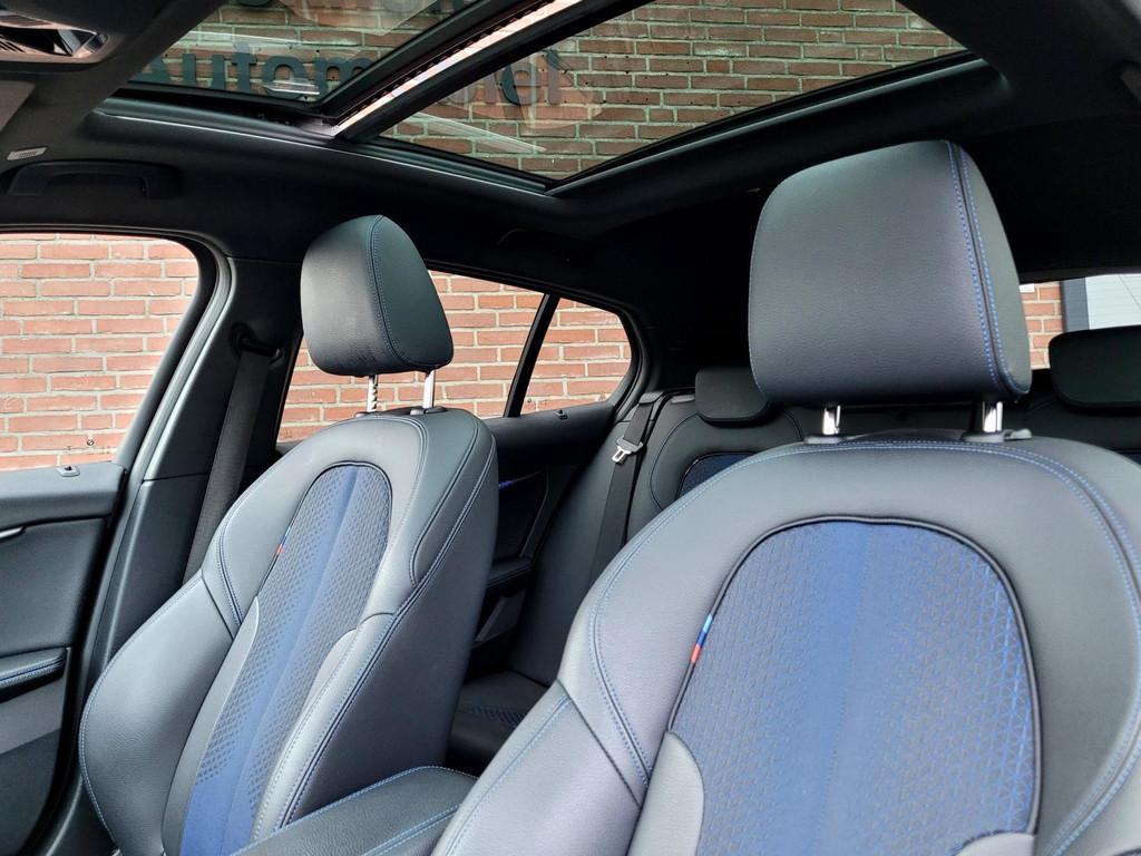 BMW 1-serie 118i M-sport Pano Camera Stuurverw. HIFI [1e eig, Auto's, BMW, 136 pk, Gebruikt, Leder en Stof, Zwart
