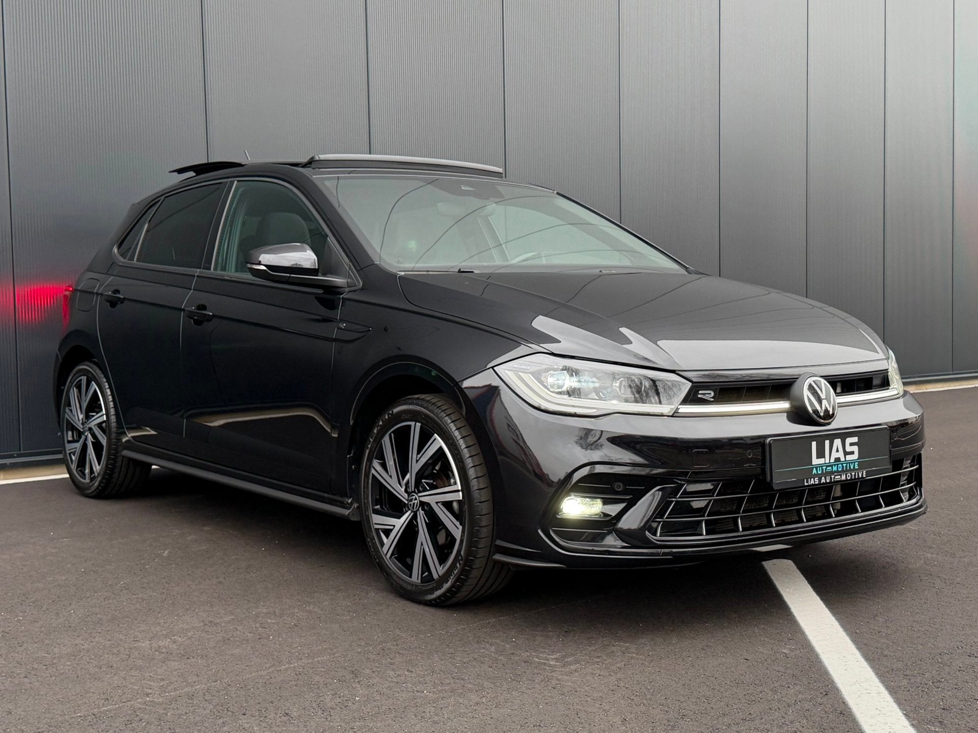 Volkswagen Polo 1.0 TSI R Line | PANO | Keyless | IQ drive |, Stof, Zwart, 95 pk, 1096 kg