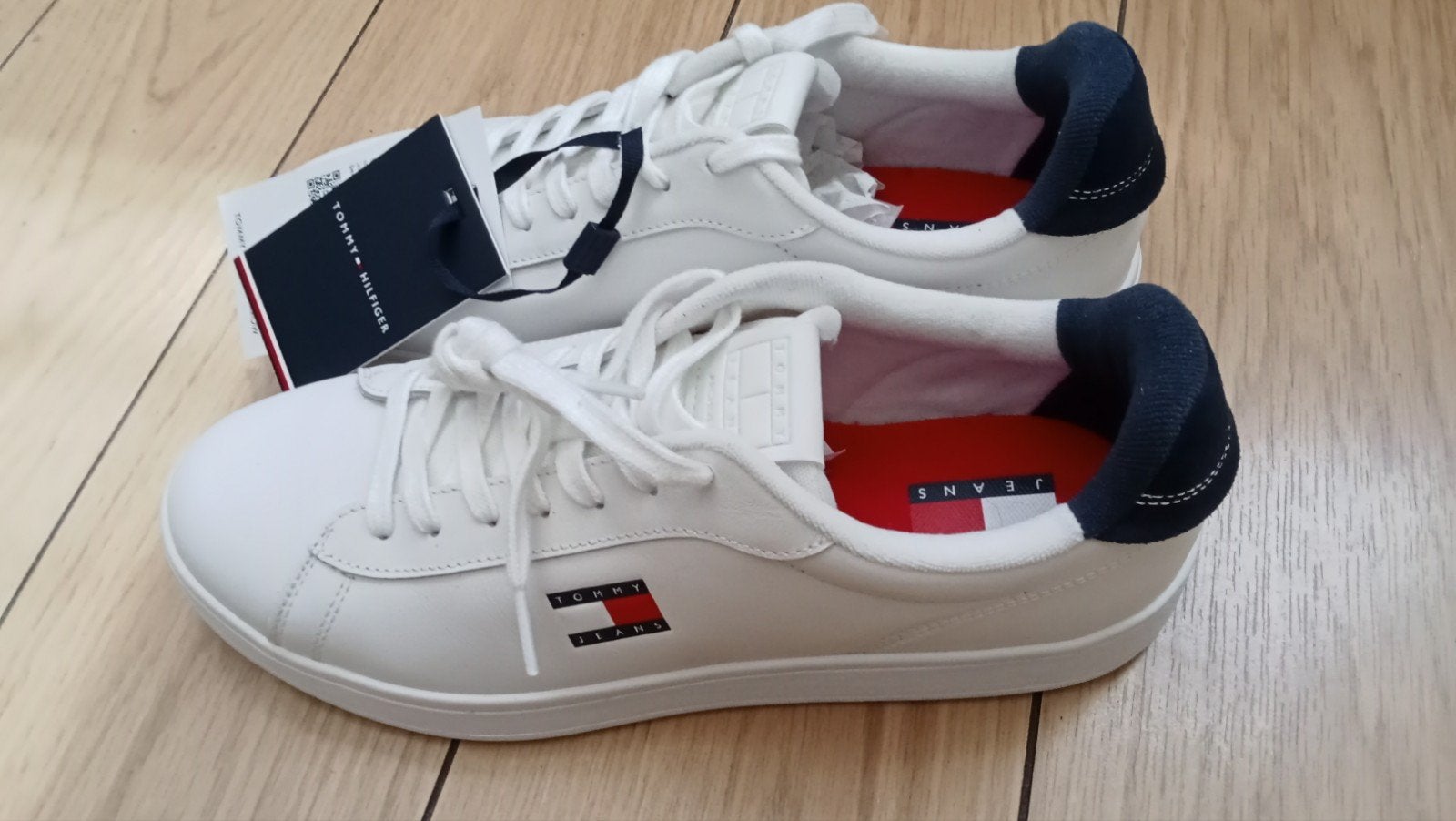 Nieuw prachtig mooie Tommy Hilfiger sneakers maat 43, Wit, Tommy Hilfiger, Nieuw, Ophalen of Verzenden