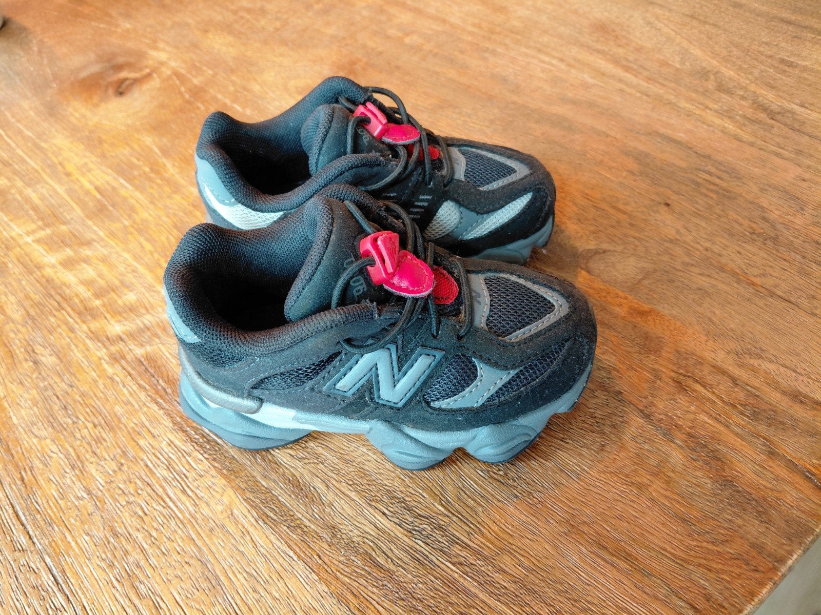 New Balance baby & peuters (Bungee 9060)  zwart maat 22,5, Kinderen en Baby's, Kinderkleding | Schoenen en Sokken, Jongen of Meisje
