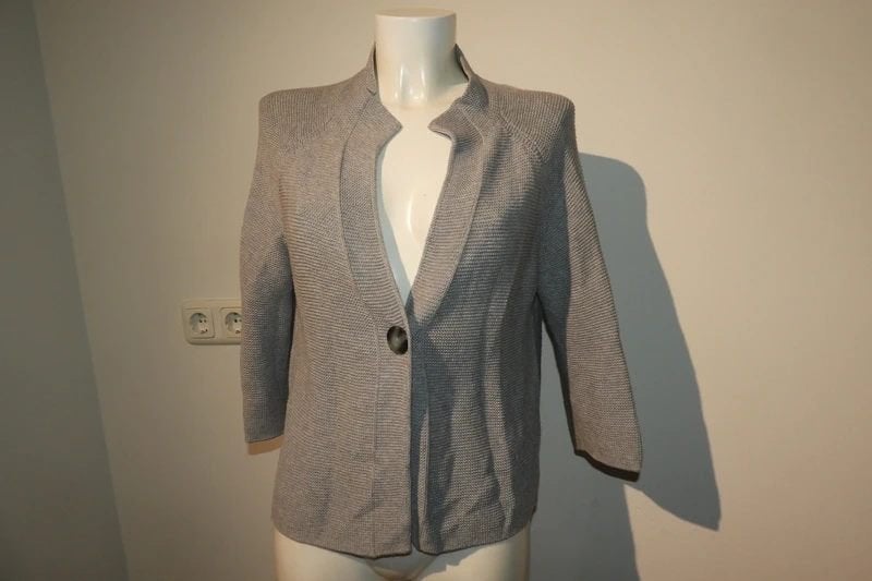 Repeat grijs gebreid vest een knoop mooie halslijn 36/38, Kleding | Dames, Truien en Vesten, Repeat, Verzenden, Zo goed als nieuw