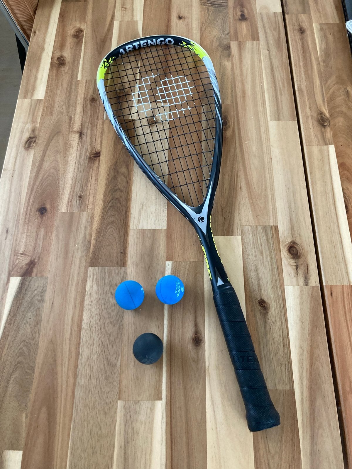 Squash racket Artengo Decathlon met hoes en ballen, Sport en Fitness, Squash, Ophalen, Zo goed als nieuw, Racket, Met hoes