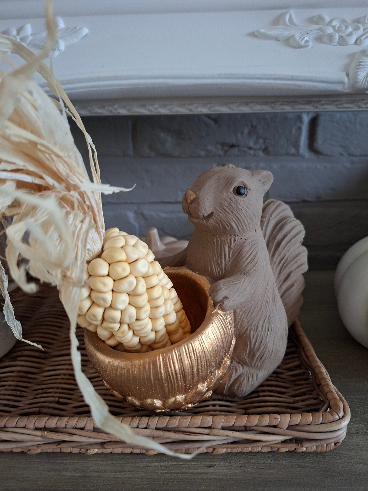 Leuke eekhoorn met gouden noot schaal - Decoratie, Meerkleurig, Ophalen of Verzenden, Steen/keramiek, Landelijk