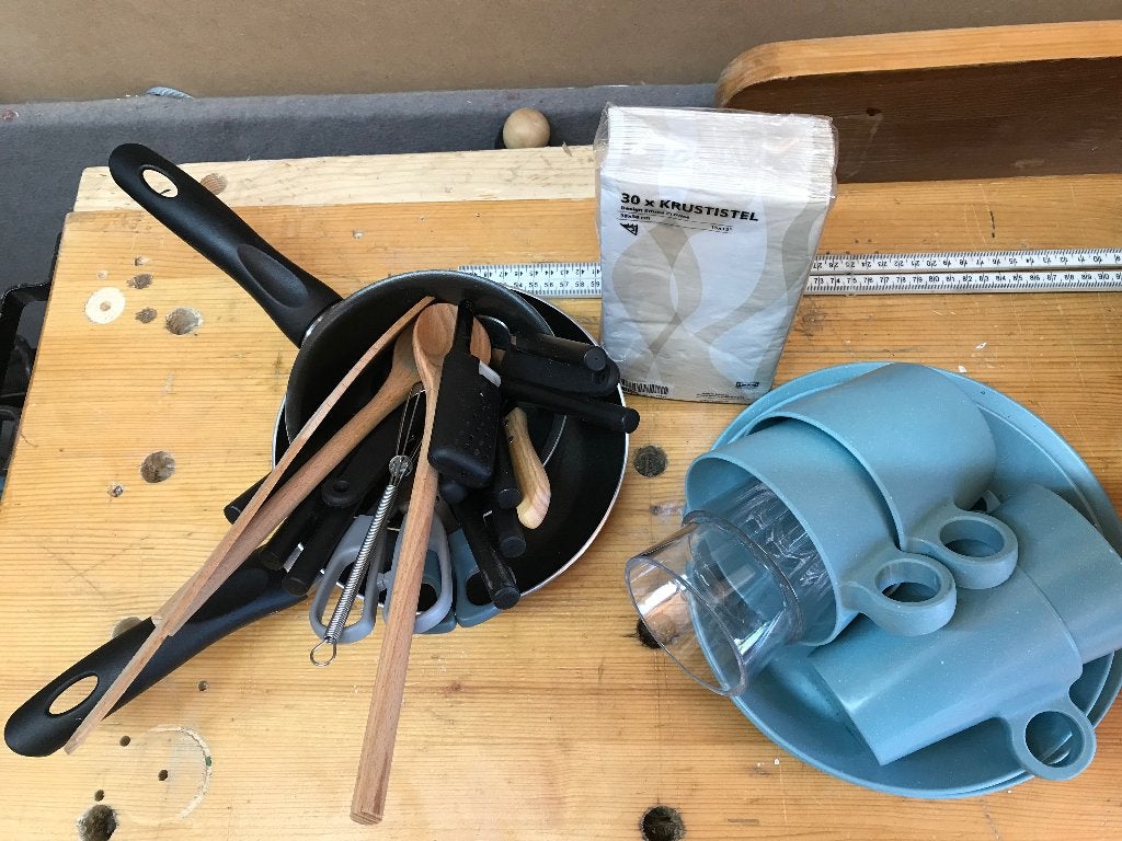 Servies, bestek en pannenset voor kamperen, Caravans en Kamperen, Camper-accessoires, Ophalen of Verzenden, Zo goed als nieuw