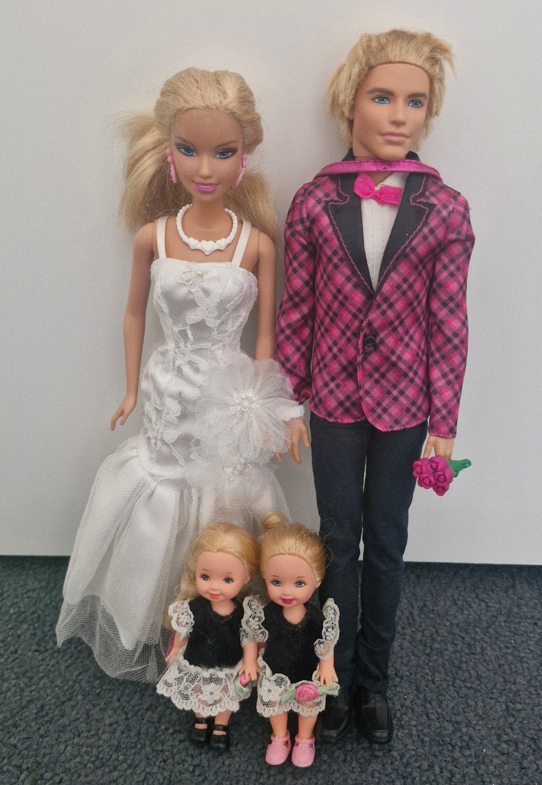 Bruidspaar Barbie & Ken met 2 bruidsmeisjes (Shelly), Ophalen of Verzenden, Zo goed als nieuw, Barbie