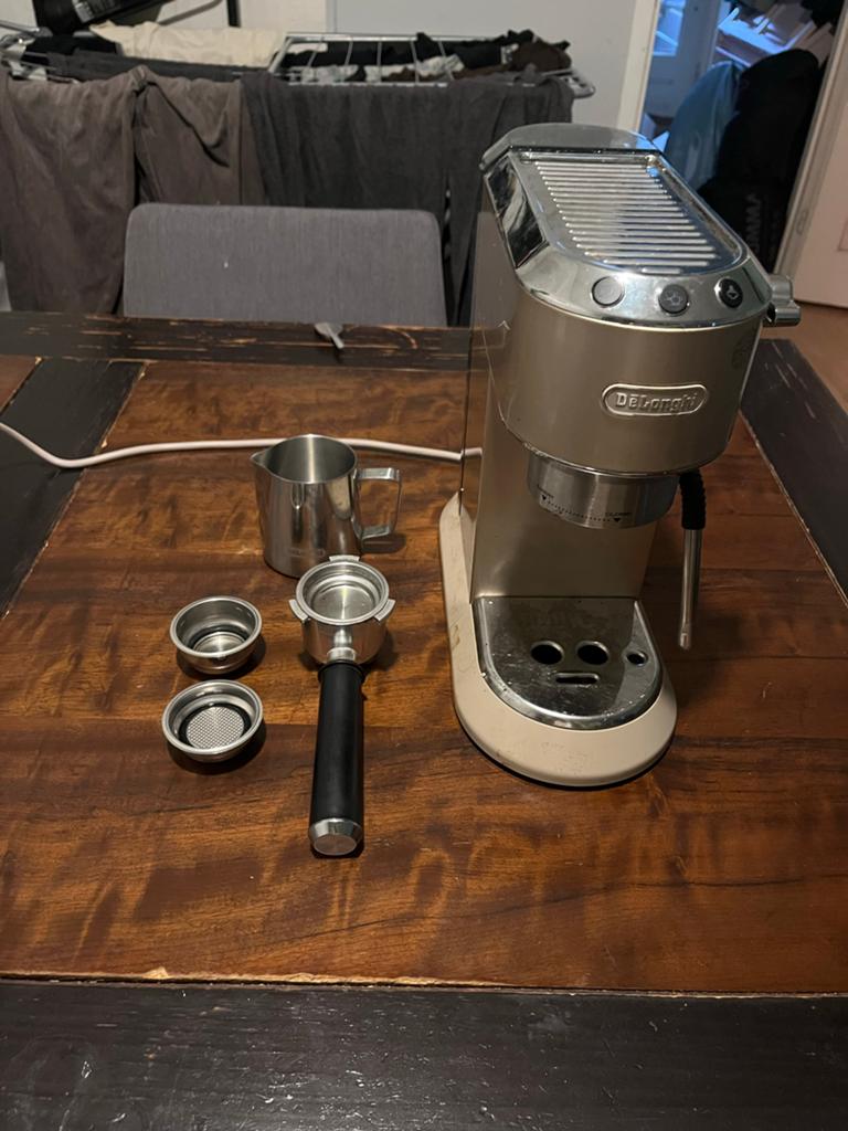 De'Longhi Dedica EC885 Espressomachine, Afneembaar waterreservoir, Gebruikt, Espresso apparaat, Gemalen koffie