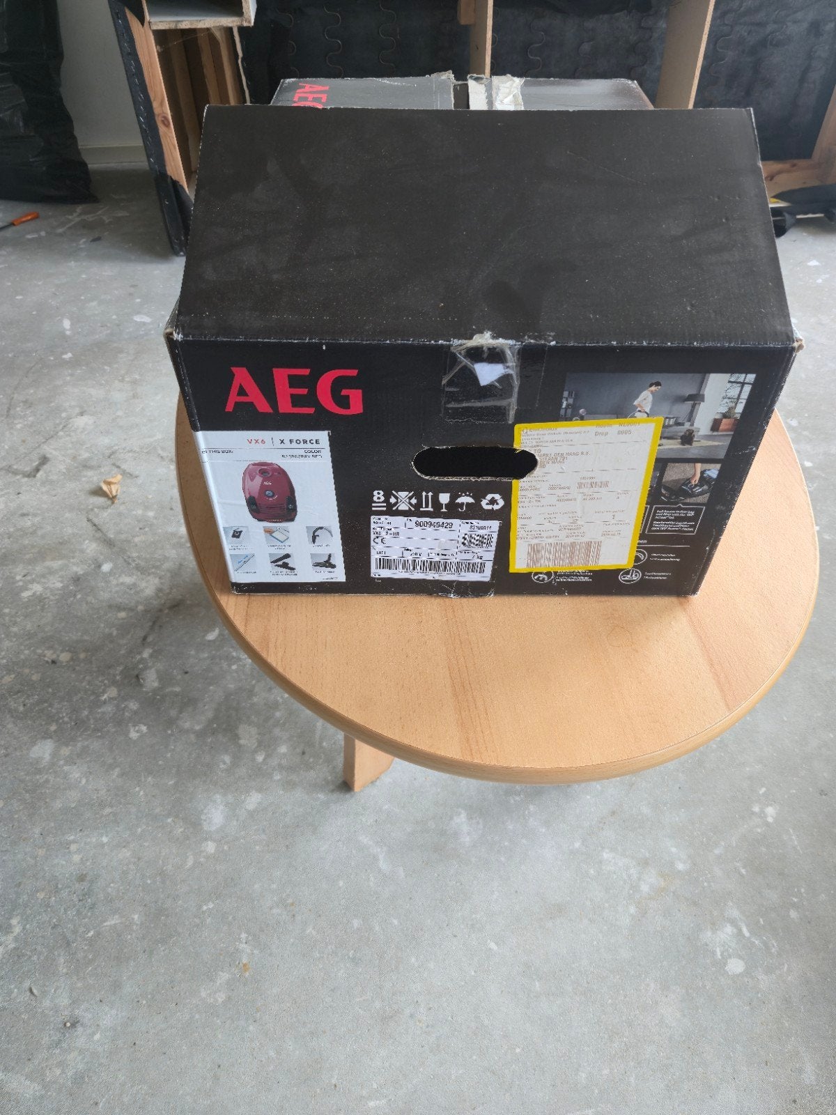 AEG VX6-2-CB-P Stofzuiger met zak - Rood, Witgoed en Apparatuur, Stofzuigers, Zo goed als nieuw, Sledestofzuiger, AEG, Geschikt voor harde vloeren