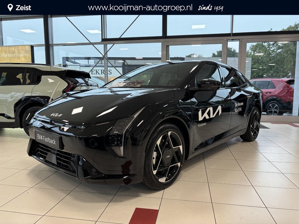 Kia EV4 Fastback GT-PlusLine 81.4 kWh 17 % bijtelling | 360-, Auto's, Kia, 81 kWh, 612 km, 33 min, Zwart