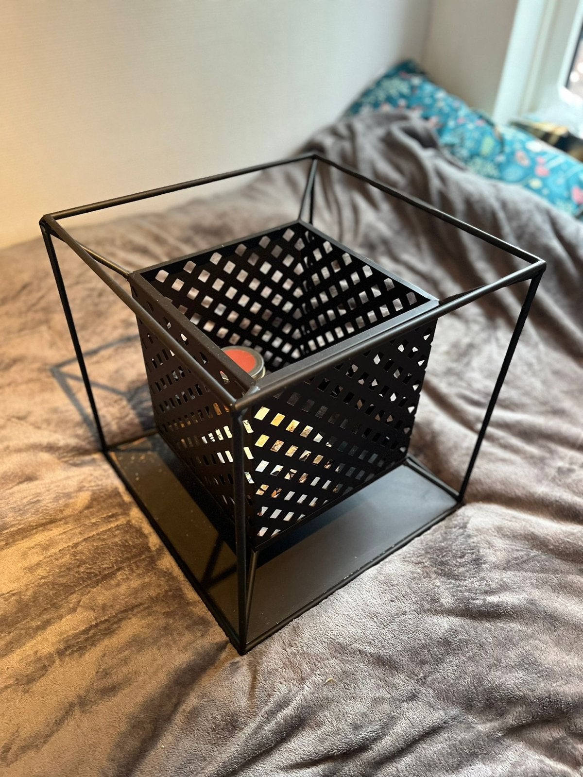Zwarte metalen kandelaar - Modern design, Huis en Inrichting, Woonaccessoires | Kandelaars en Kaarsen, Ophalen, Zwart, Zo goed als nieuw