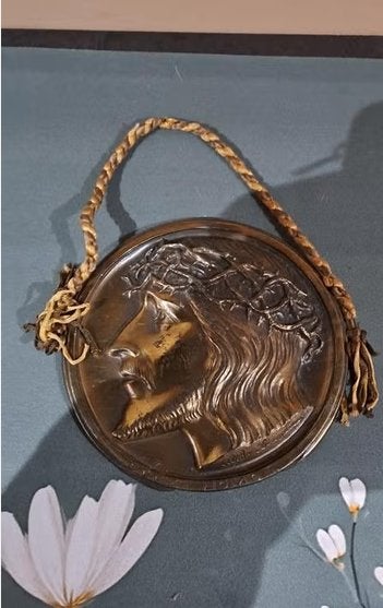 Ronde koperen plaquette Christushoofd. Jezus. Gesigneerd., Antiek en Kunst, Ophalen of Verzenden, Koper