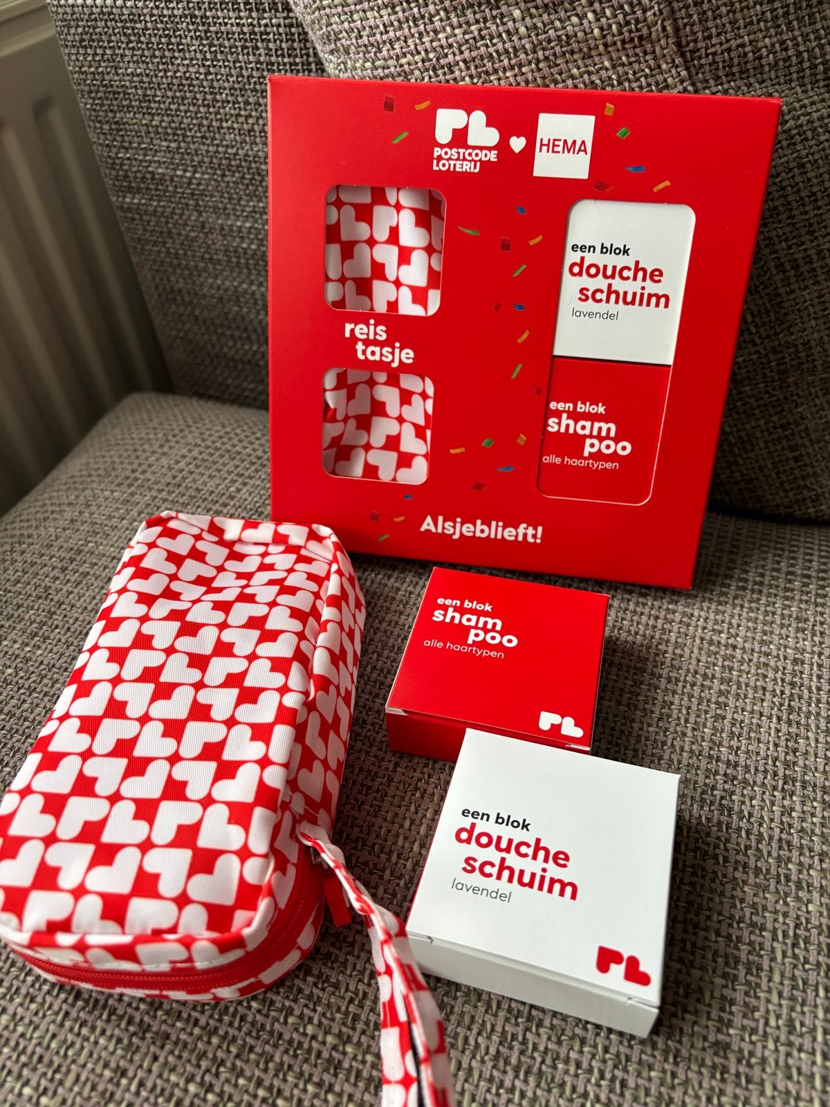 2 Postcode Loterij  Reistasjes met Doucheschuim & Shampoo, Ophalen of Verzenden, Nieuw, Rood, Heer of Dame