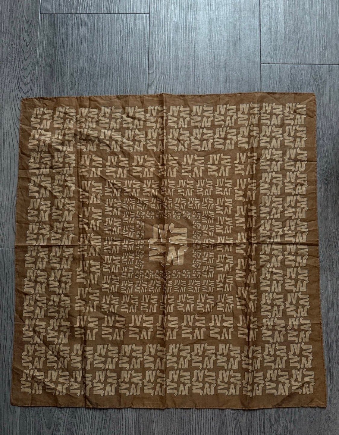 Nieuwe JVS Monogram Sjaal/Bandana Bruin/Beige, Ophalen of Verzenden, Nieuw, Sjaal