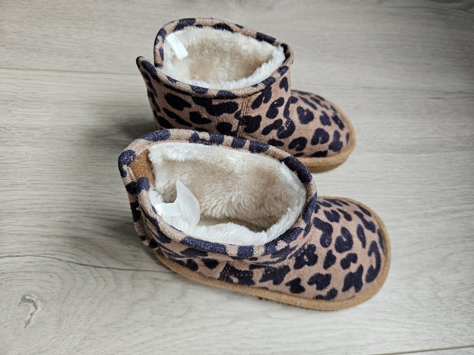 Leopardprint babyslofjes - Zo goed als nieuw, Kinderen en Baby's, Babykleding | Schoentjes en Sokjes, Slofjes, Jongetje of Meisje